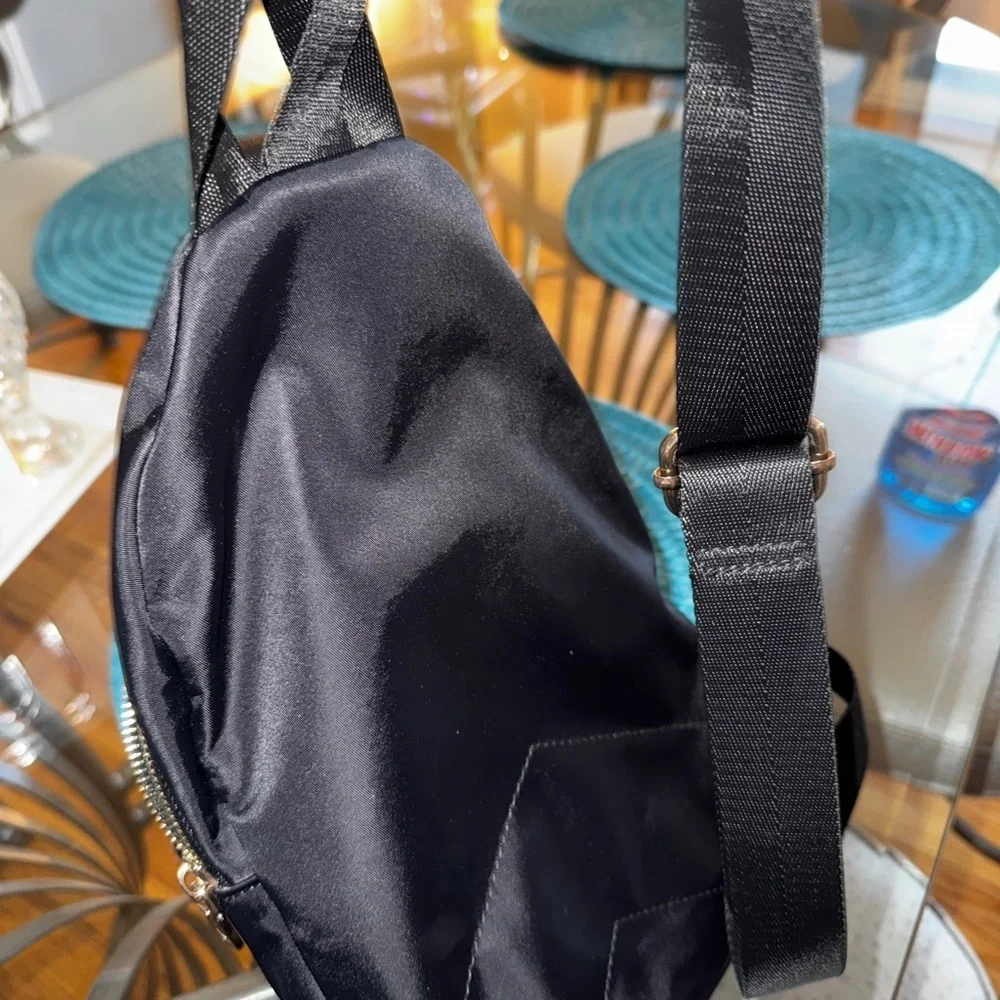 Sleek Black Crossbody Bag with Multiple Compartments - Picture 2 of 3